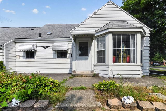 1114 Burlington Drive, Mount Clemens, MI 48043