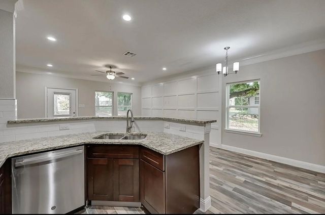 1707 Ash Crescent Street, Fort Worth, TX 76104