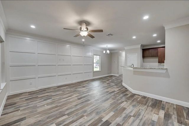1707 Ash Crescent Street, Fort Worth, TX 76104
