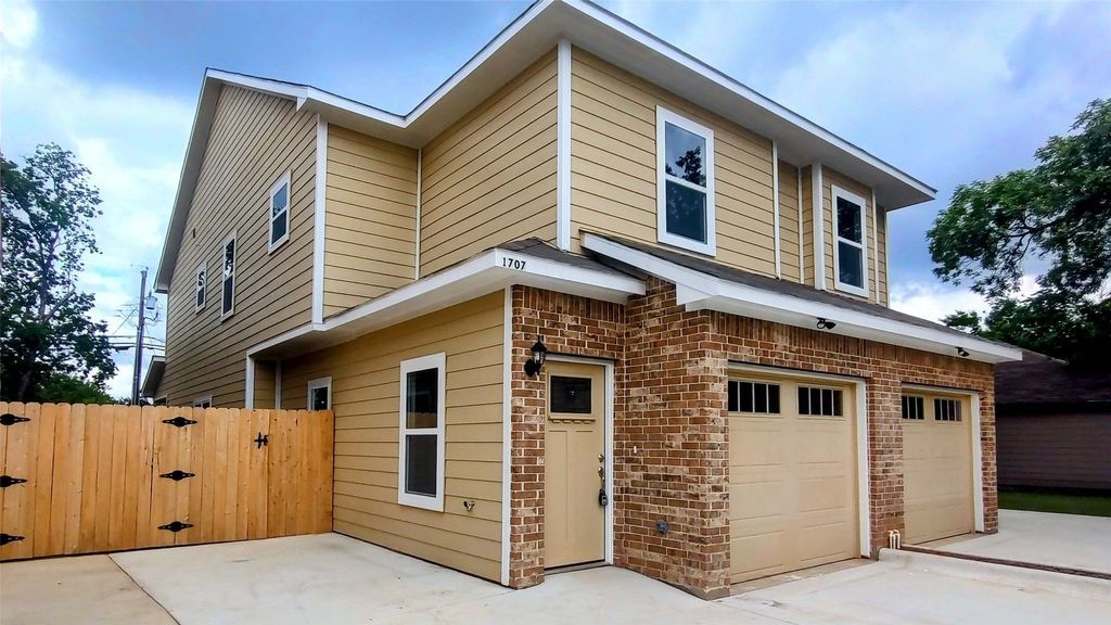 1707 Ash Crescent Street, Fort Worth, TX 76104