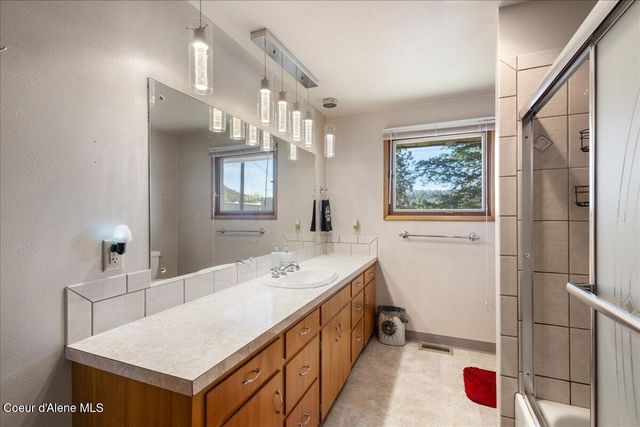 202 Country Club Ln, Pinehurst, ID 83850