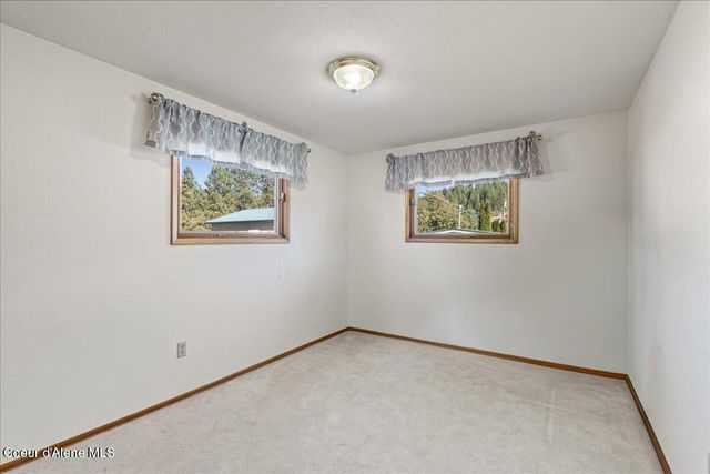 202 Country Club Ln, Pinehurst, ID 83850