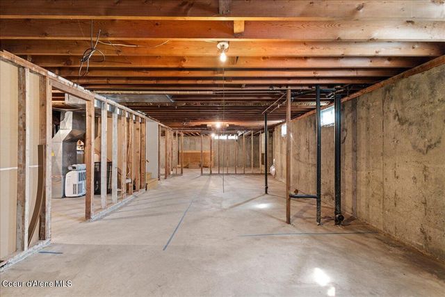 202 Country Club Ln, Pinehurst, ID 83850