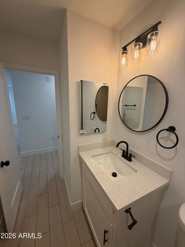 330 E WHITTON Avenue, Phoenix, AZ 85012