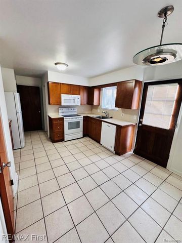 31929 Jefferson, Saint Clair Shores, MI 48082