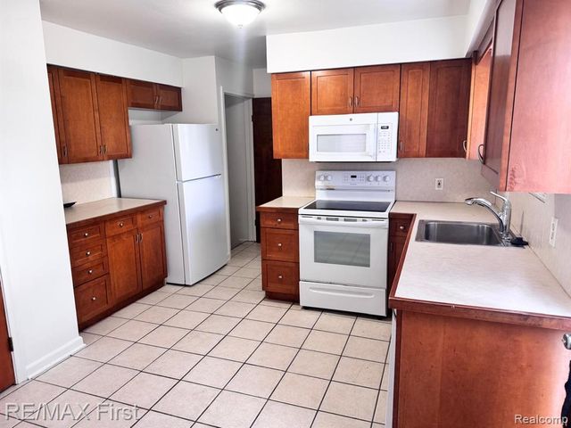 31929 Jefferson, Saint Clair Shores, MI 48082