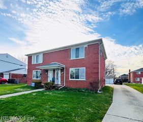 31929 Jefferson, Saint Clair Shores, MI 48082