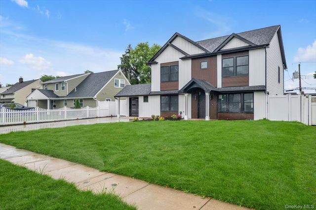 26 Gleaner Lane, Levittown, NY 11756