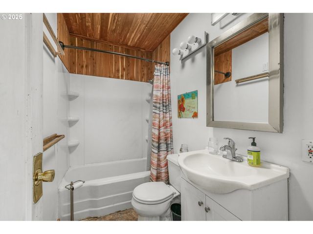 2735 SUMMER St Se, Salem, OR 97302