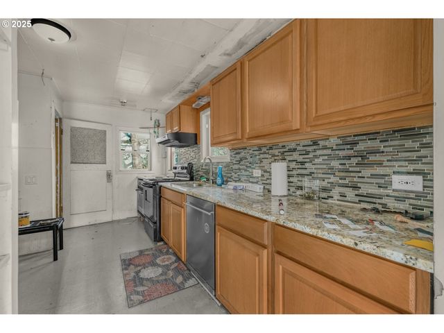 2735 SUMMER St Se, Salem, OR 97302