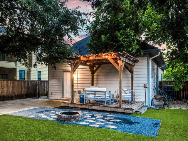 820 W 8th Street, Dallas, TX 75208