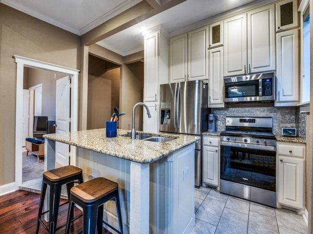 820 W 8th Street, Dallas, TX 75208