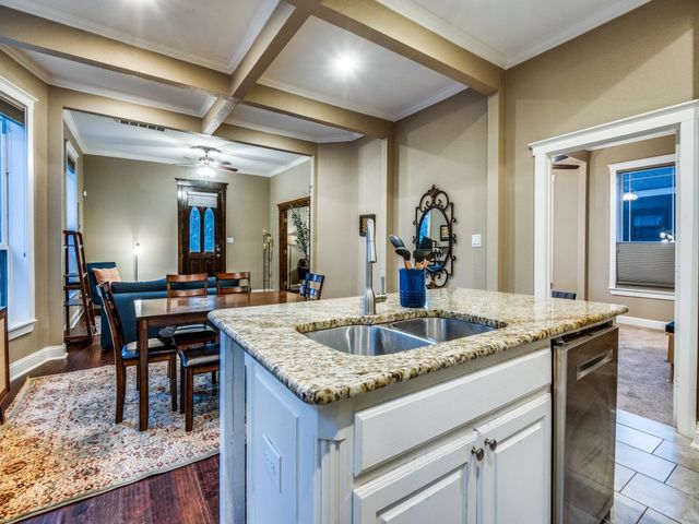 820 W 8th Street, Dallas, TX 75208