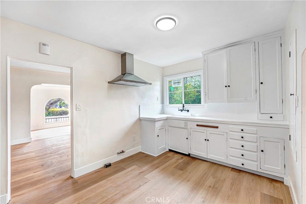 Image 5 of property listing at 1567 S Spaulding, Los Angeles, CA 90019