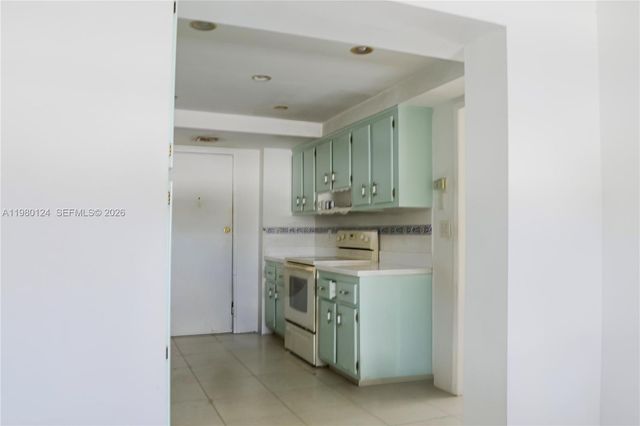 2841 NE 163rd St 902, North Miami Beach, FL 33160
