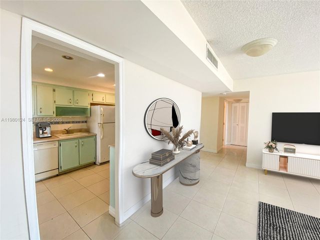 2841 NE 163rd St 902, North Miami Beach, FL 33160
