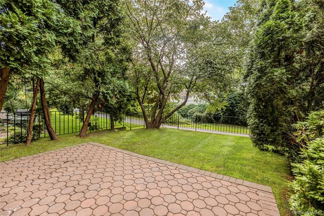 11 Jackson Avenue 27, Scarsdale, NY 10583