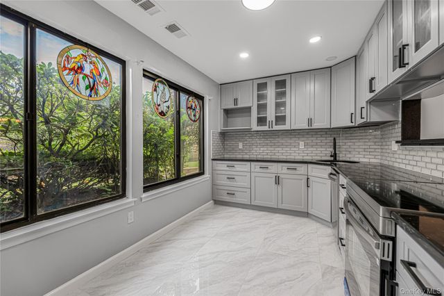 11 Jackson Avenue 27, Scarsdale, NY 10583