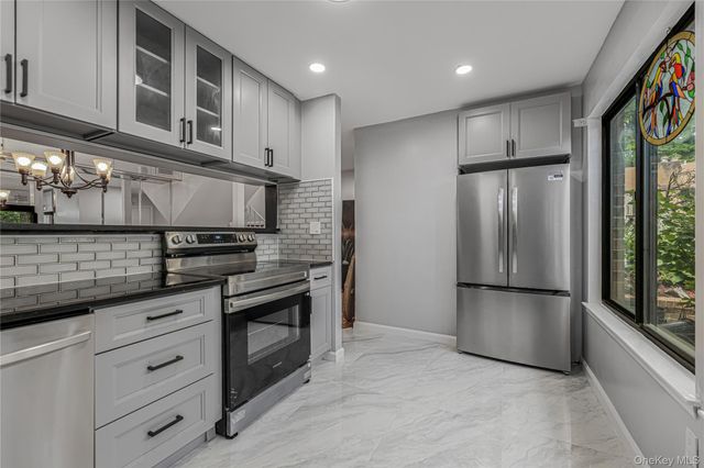 11 Jackson Avenue 27, Scarsdale, NY 10583