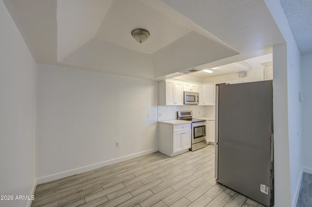 3001 E GRANDVIEW Road 8, Phoenix, AZ 85032