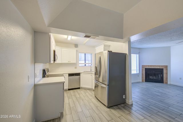 3001 E GRANDVIEW Road 8, Phoenix, AZ 85032