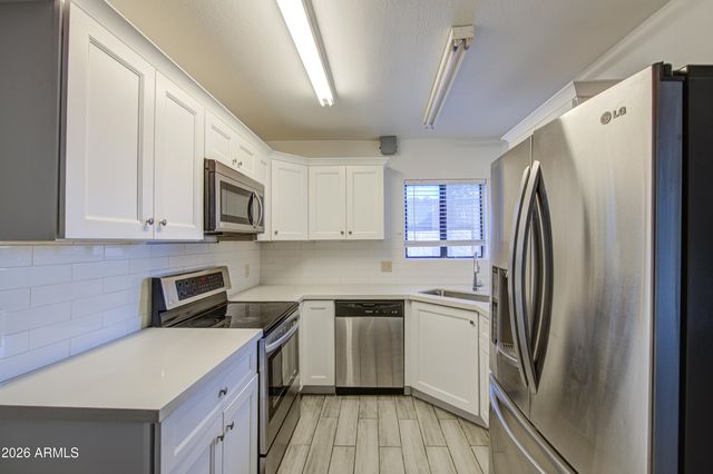 3001 E GRANDVIEW Road 8, Phoenix, AZ 85032