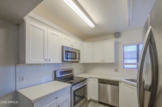 3001 E GRANDVIEW Road 8, Phoenix, AZ 85032