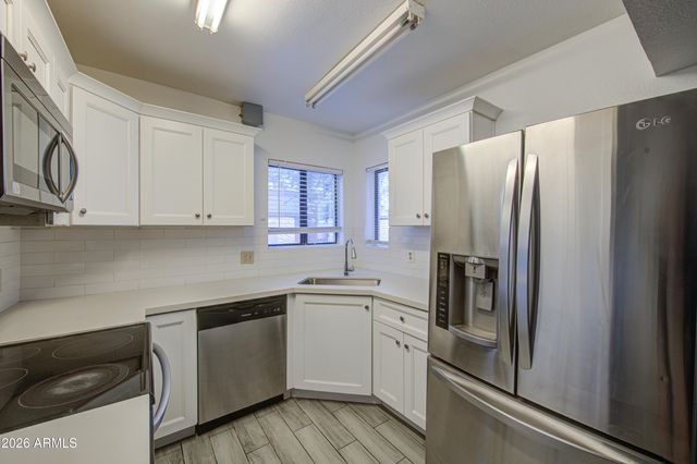 3001 E GRANDVIEW Road 8, Phoenix, AZ 85032