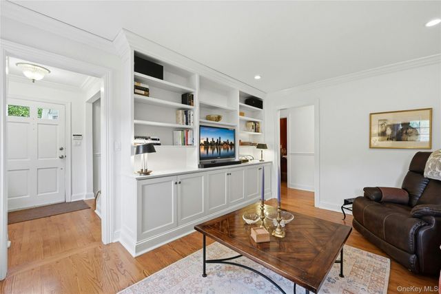 5 Arrowhead Place, Huntington, NY 11743