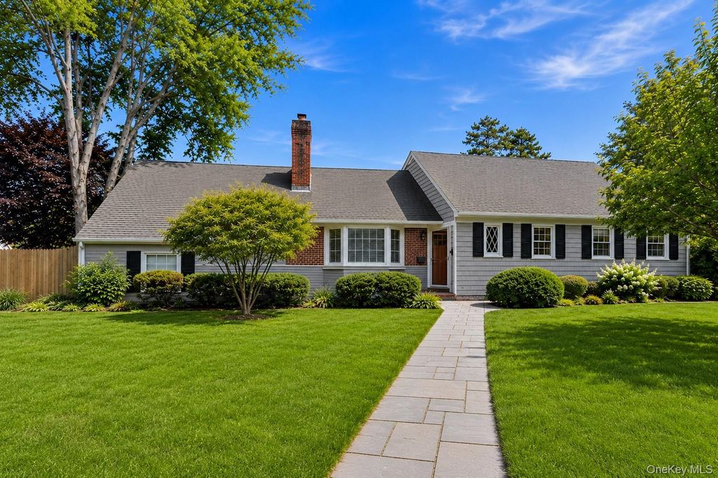5 Arrowhead Place, Huntington, NY 11743