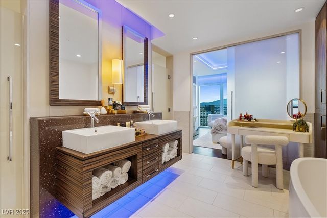 3750 Las Vegas Boulevard 2911, Las Vegas, NV 89158