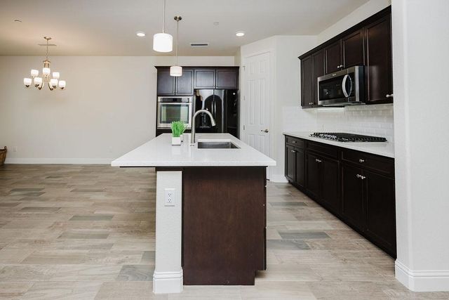 1407 E Via Azzurra Way, Fresno, CA 93730