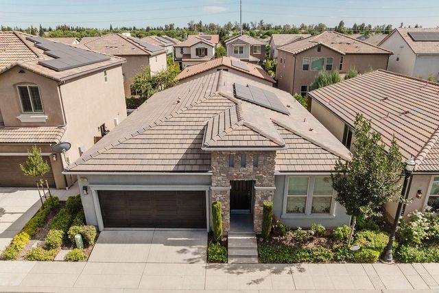 1407 E Via Azzurra Way, Fresno, CA 93730