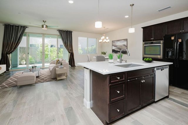 1407 E Via Azzurra Way, Fresno, CA 93730