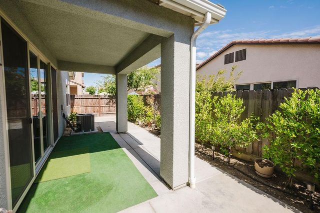 1407 E Via Azzurra Way, Fresno, CA 93730