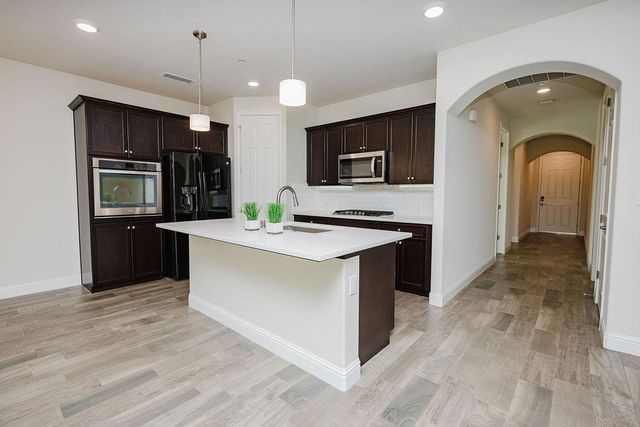 1407 E Via Azzurra Way, Fresno, CA 93730