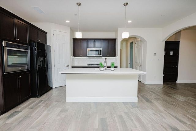 1407 E Via Azzurra Way, Fresno, CA 93730
