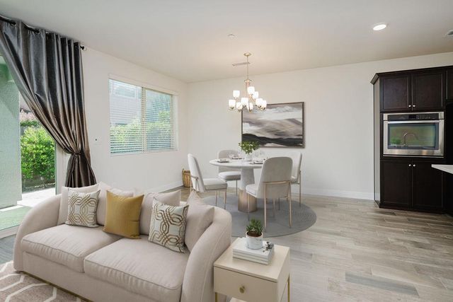 1407 E Via Azzurra Way, Fresno, CA 93730