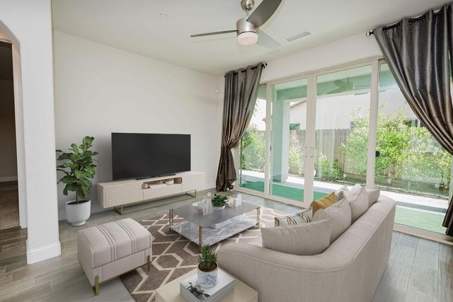1407 E Via Azzurra Way, Fresno, CA 93730