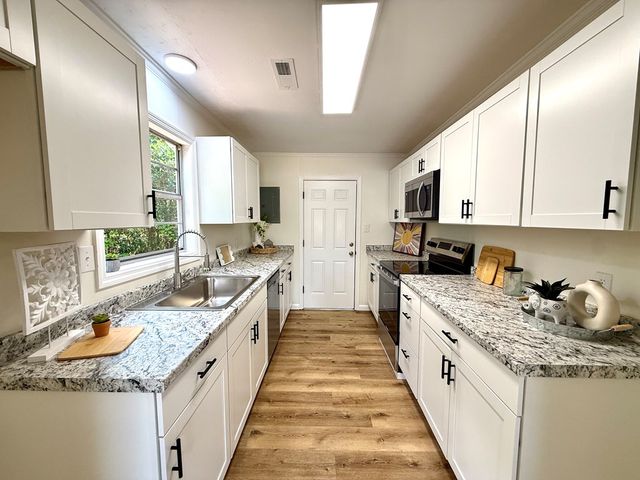 1833 S St Andrews, Dothan, AL 36301