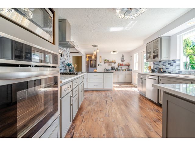 656 Nw THORNTON LAKE Dr, Albany, OR 97321