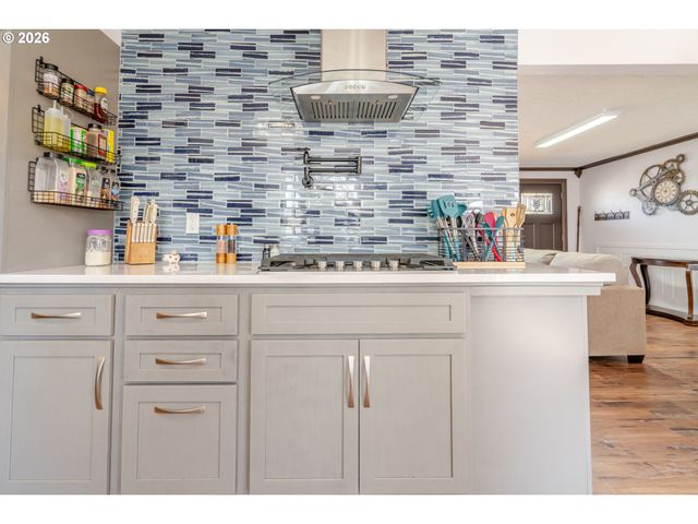 656 Nw THORNTON LAKE Dr, Albany, OR 97321