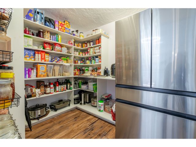 656 Nw THORNTON LAKE Dr, Albany, OR 97321