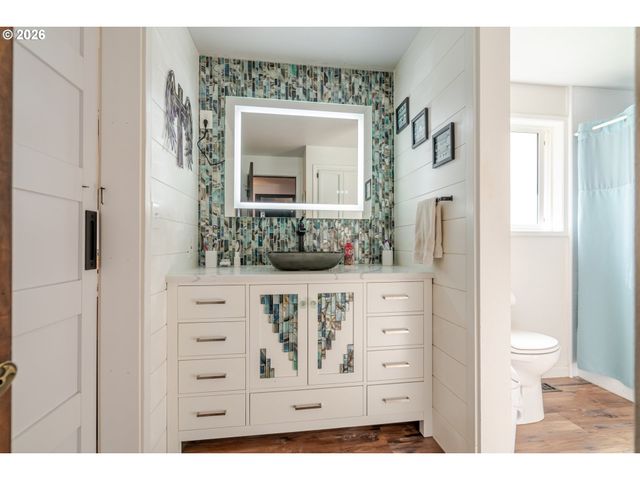 656 Nw THORNTON LAKE Dr, Albany, OR 97321