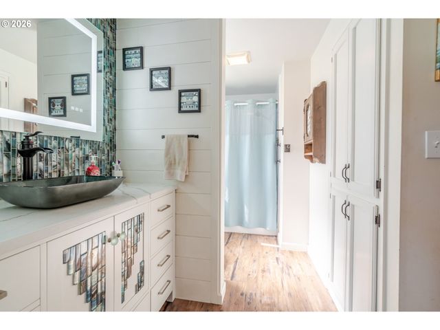 656 Nw THORNTON LAKE Dr, Albany, OR 97321