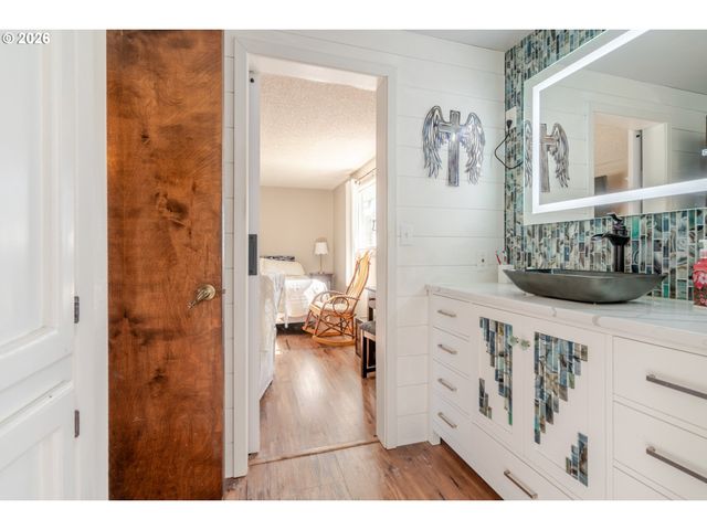 656 Nw THORNTON LAKE Dr, Albany, OR 97321