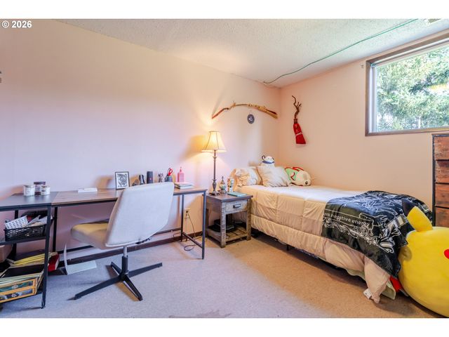 656 Nw THORNTON LAKE Dr, Albany, OR 97321