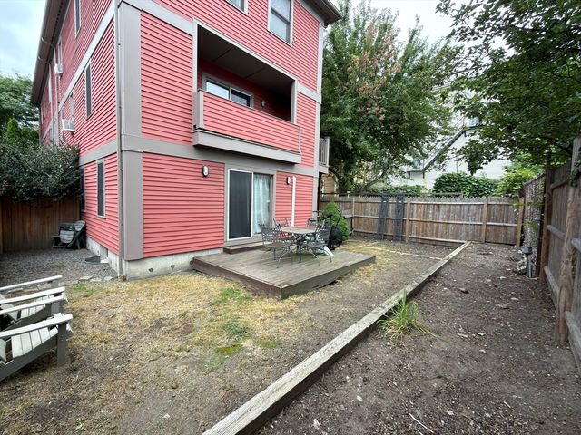 221 Charles Street 1, Cambridge, MA 02141
