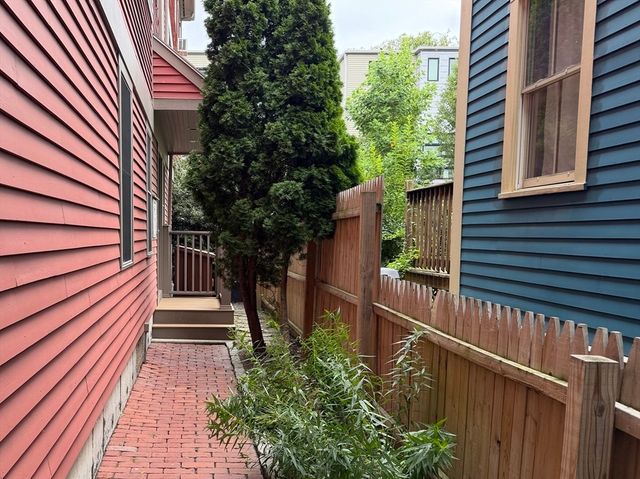 221 Charles Street 1, Cambridge, MA 02141
