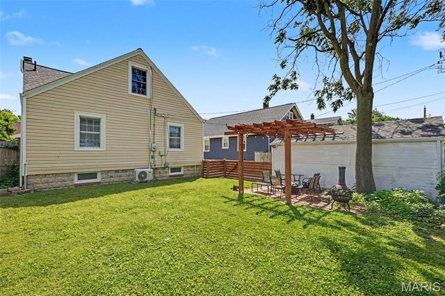 1721 W Adams Street, St Charles, MO 63301